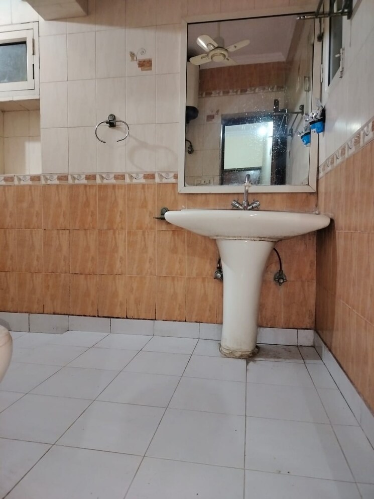 Bathroom, sarita vihar 1 RK 350 Sq.Ft. Apartment In Sarita Vihar Delhi 8909530