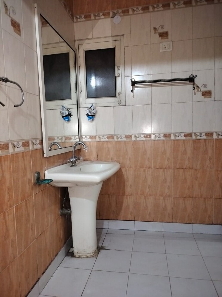Bathroom, sarita vihar 1 RK 350 Sq.Ft. Apartment In Sarita Vihar Delhi 8909530