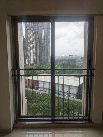 Room in 3 BHK Apartment at Kalpataru The Sunrise, Kolshet Road – for Rent