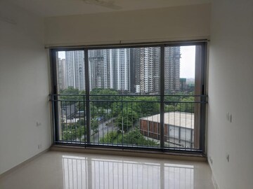 Room in 3 BHK Apartment at Kalpataru The Sunrise, Kolshet Road – for Rent