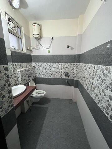 Attached Bathroom in 2 BHK Builder Floor at Sector 43 – for Rent