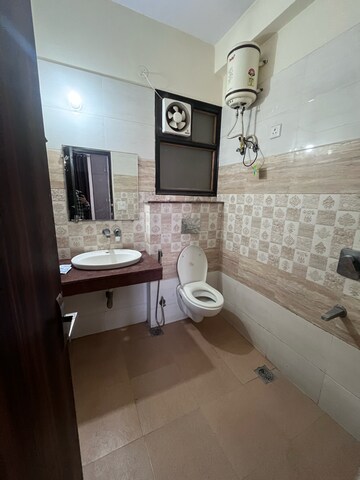 Attached Bathroom in 2 BHK Builder Floor at Sector 43 – for Rent
