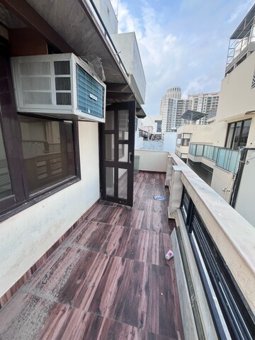 Balcony in 2 BHK Builder Floor at DLF City Phase V, Sector 53 – for Rent