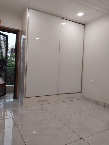 Room in 2 BHK Apartment at Jahaz Apartments, Paschim Vihar – for Rent