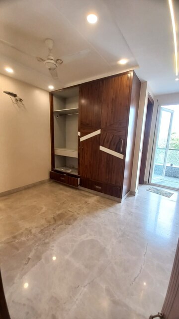 Room in 3 BHK Apartment at Jahaz Apartments, Paschim Vihar – for Rent