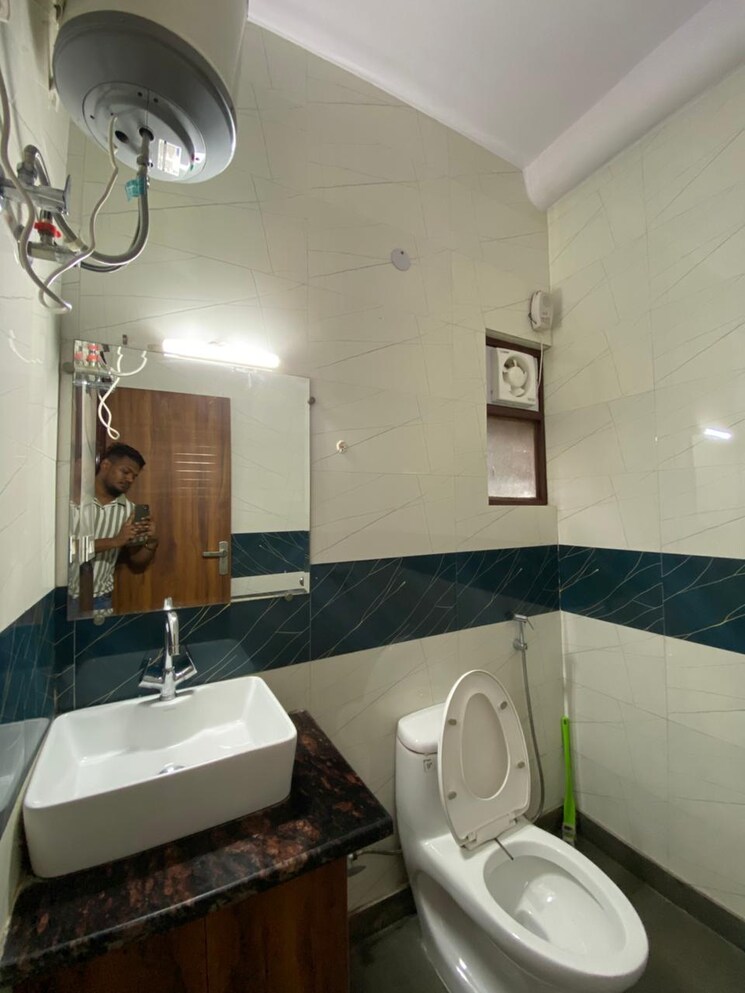 Bathroom, triveni-apartments-cghs 2.5 Bedroom 1000 Sq.Ft. Apartment In Paschim Vihar Delhi 8909654