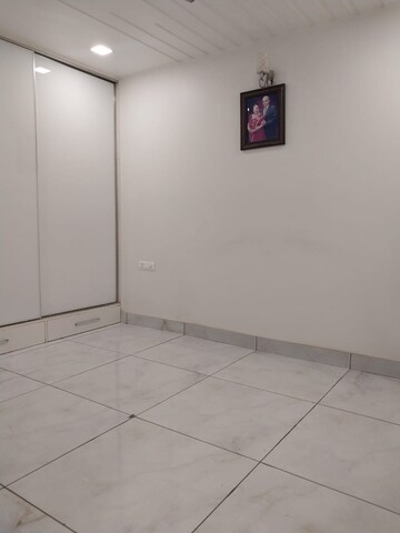 Room in 2.5 BHK Apartment at Triveni Apartments CGHS, Paschim Vihar – for Rent