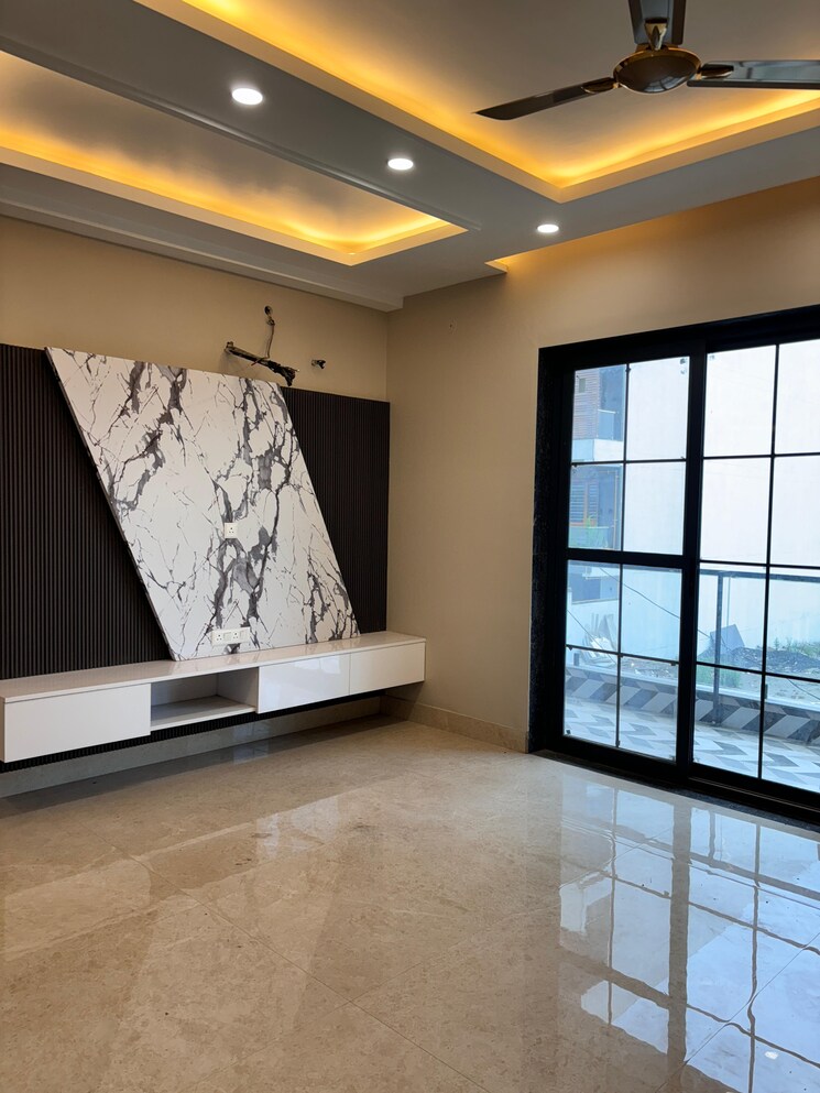 Room, sector 85 4 Bedroom 350 Sq.Yd. Builder Floor In Sector 85 Faridabad 8909735