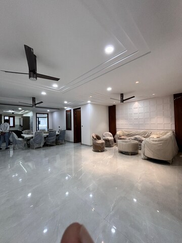 Parking in 4 BHK Builder Floor at Sector 85 – for Sale