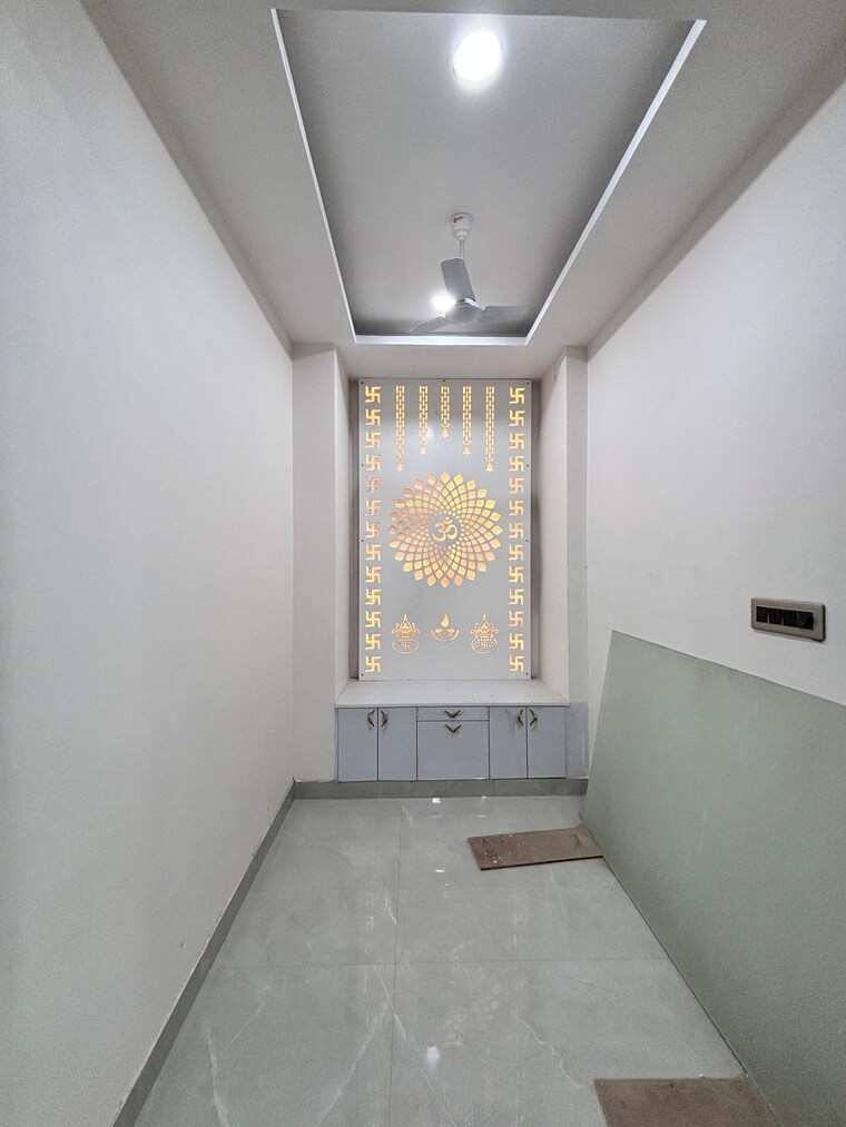 Room, sector 85 4 Bedroom 350 Sq.Yd. Builder Floor In Sector 85 Faridabad 8909743