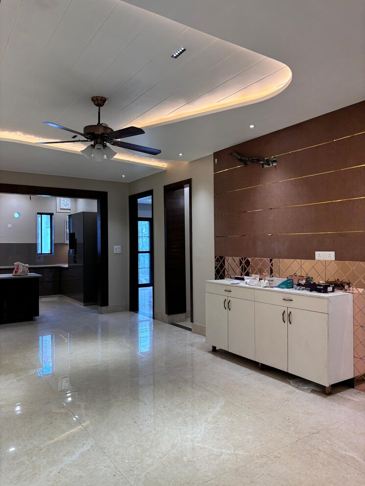 Room, sector 85 4 Bedroom 350 Sq.Yd. Builder Floor In Sector 85 Faridabad 8909746