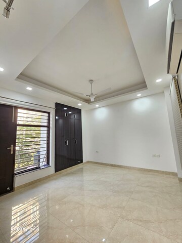 Room in 3 BHK Builder Floor at Auram Floor, South City 2 – for Rent