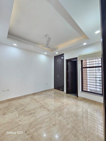 Room in 3 BHK Builder Floor at Auram Floor, South City 2 – for Rent