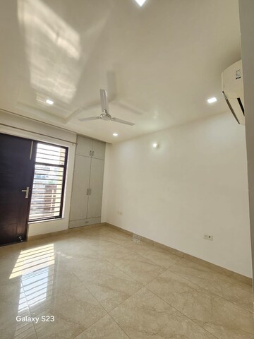 Room in 3 BHK Builder Floor at Auram Floor, South City 2 – for Rent