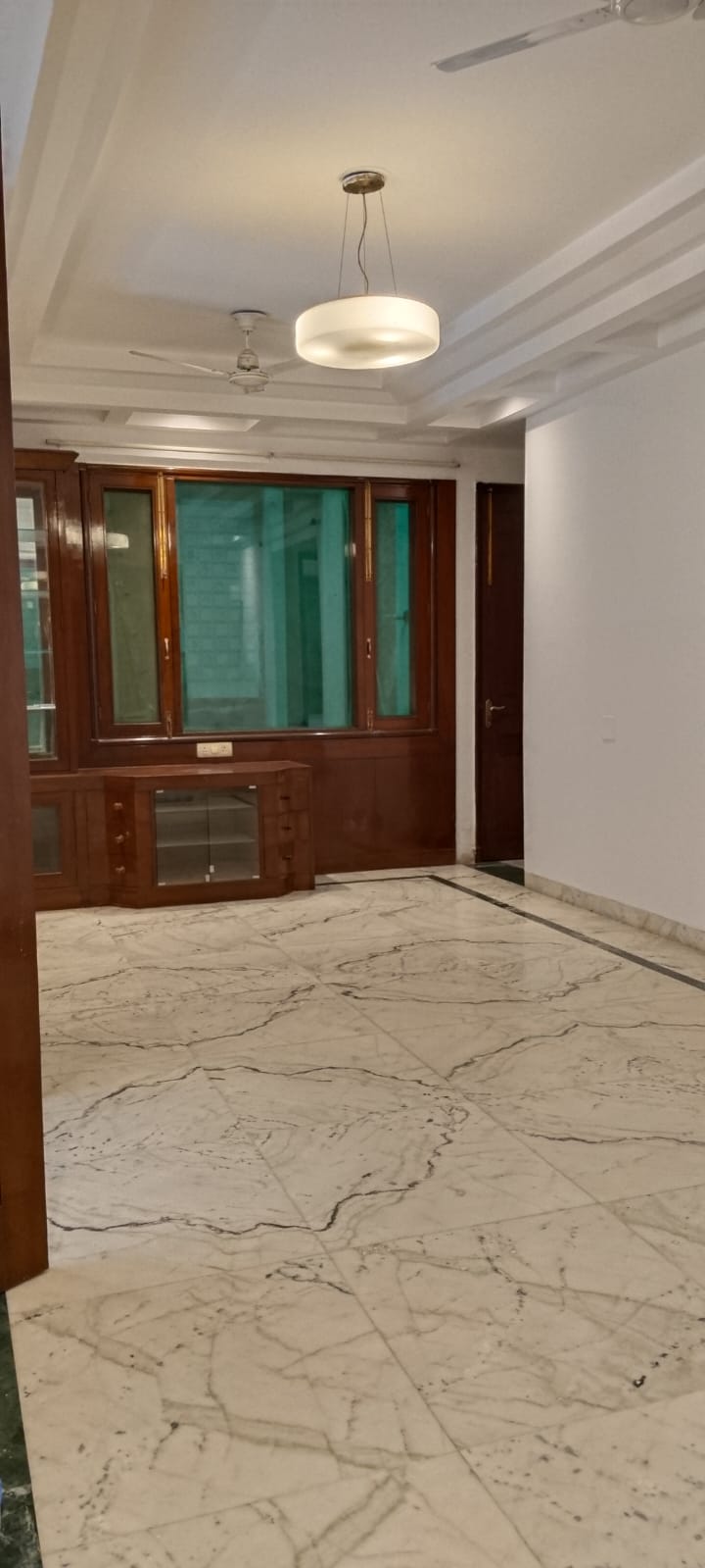 3 BHK + Pooja Room,Servant Room Builder Floor For Rent in Unitech South City II