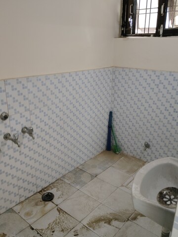 Bathroom in 2 BHK Independent House at Mahanagar – for Rent