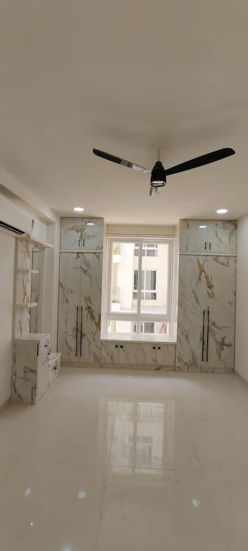 Room in 3 BHK Apartment at Prestige Beverly Hills, Kokapet – for Rent