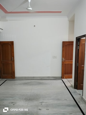 Room in 2 BHK Builder Floor at Gomti Nagar – for Rent