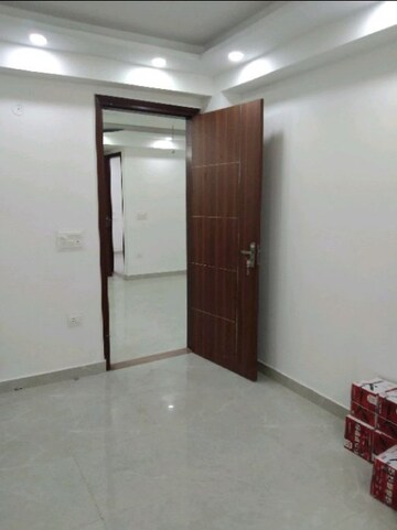 Room in 4 BHK Builder Floor at Green Park Extension – for Rent