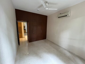 Room in 3 BHK Apartment at Lakeshore Manor, Halasuru – for Rent