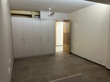 Room in 3 BHK Apartment at Lakeshore Manor, Halasuru – for Rent