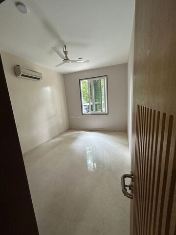 Room in 3 BHK Apartment at Lakeshore Manor, Halasuru – for Rent