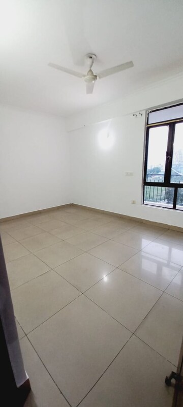 Room in 3 BHK Apartment at Proview Officer City, Raj Nagar Extension – for Rent