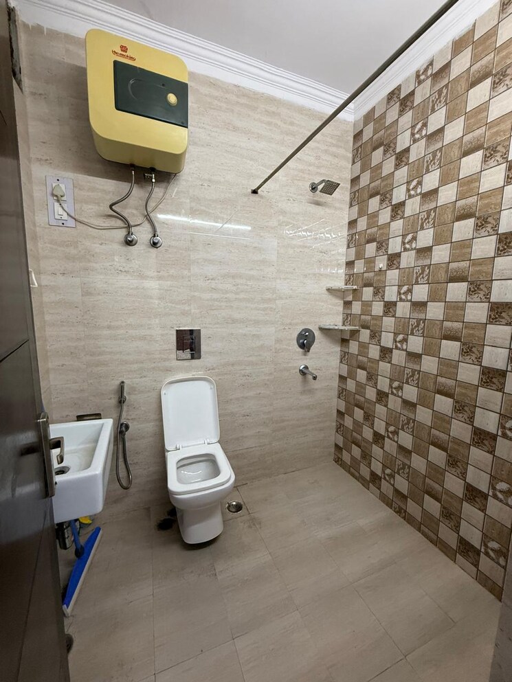 Bathroom, chittaranjan park 2 Bedroom 1300 Sq.Ft. Builder Floor In Chittaranjan Park Delhi 8910530