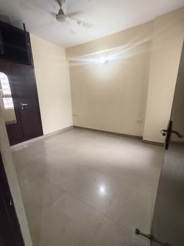 Room in 2.5 BHK Apartment at Mahagun Mywoods, Sector 16c Greater Noida – for Rent