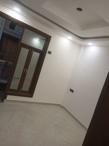 Furnished Amenities in 3 BHK Builder Floor at Govindpuri – for Sale