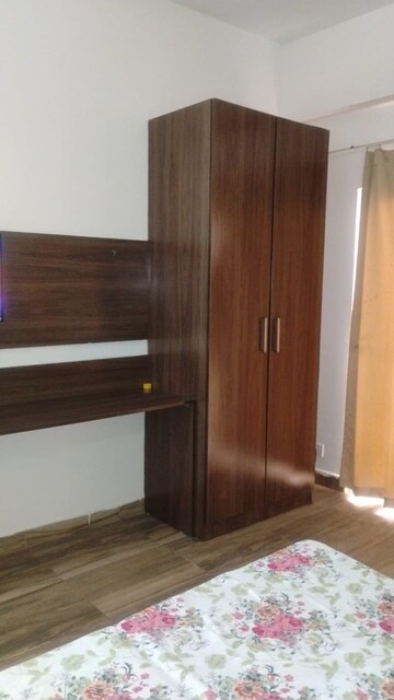 Room in 1 BHK Apartment at Paramount Golfforeste, Zeta I Greater Noida – for Rent