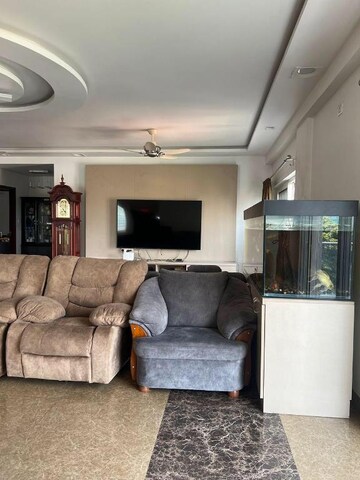 Living Room in 4 BHK Apartment at Benson Town – for Rent