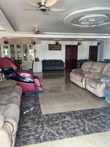Parking in 4 BHK Apartment at Benson Town – for Rent