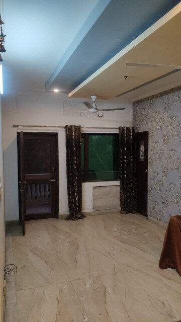 Room in 4 BHK Builder Floor at Sector 55 – for Rent