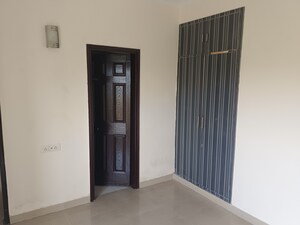 Room in 2 BHK Apartment at Paramount Floraville, Sector 137 – for Sale