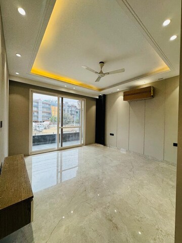 Room in 4 BHK Builder Floor at SS Southend Floors, South City 2 – for Sale