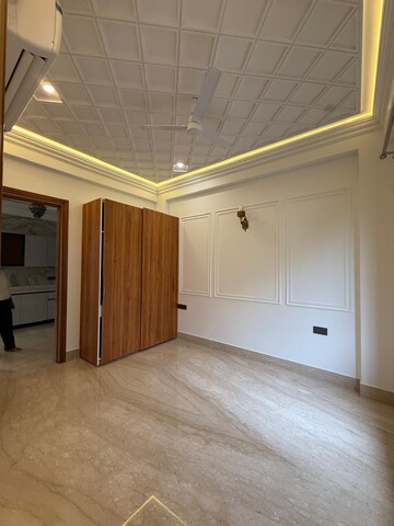 Room in 4 BHK Builder Floor at Chittaranjan Park – for Rent