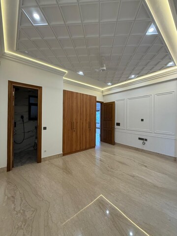 Room in 4 BHK Builder Floor at Chittaranjan Park – for Rent