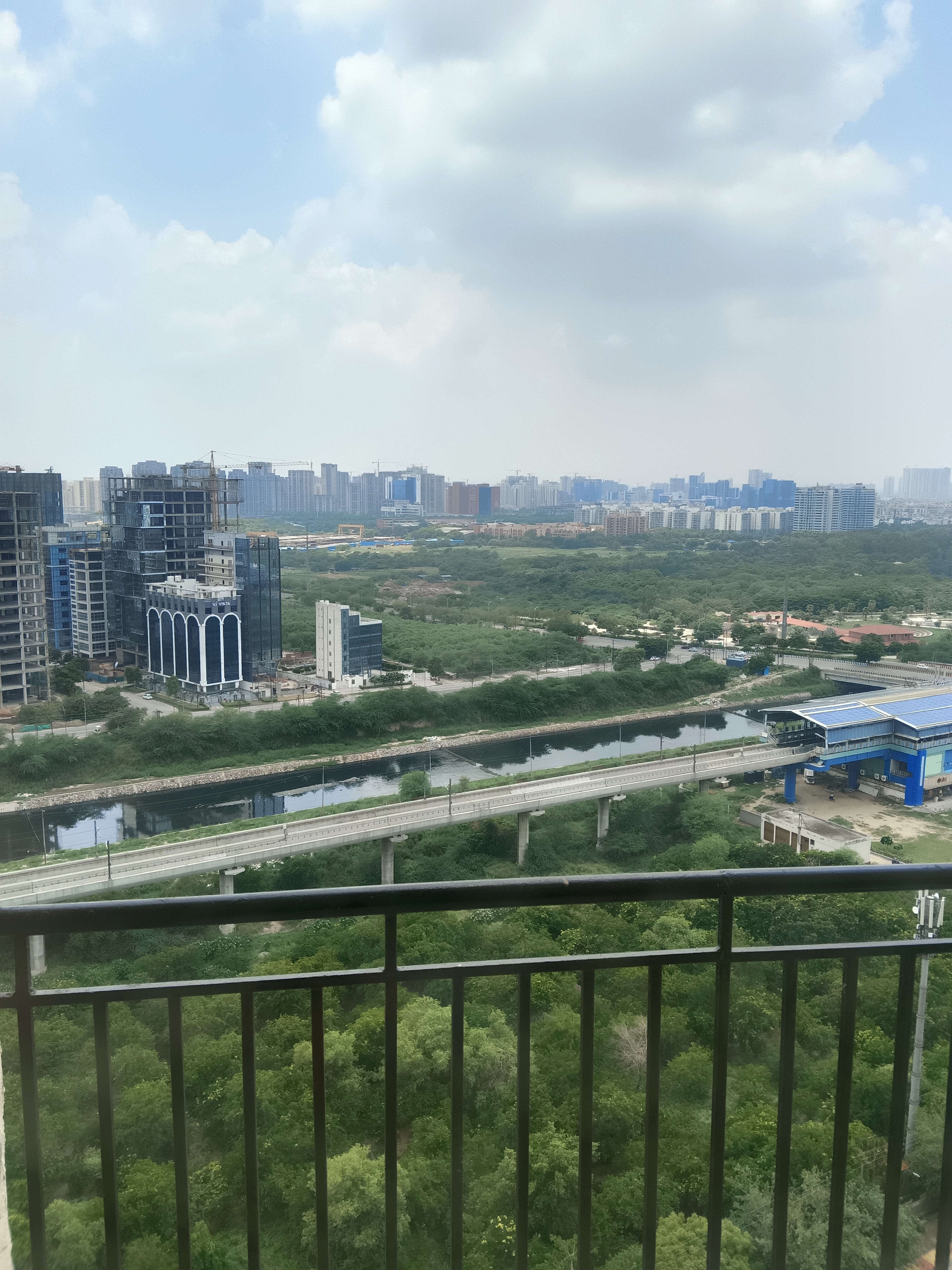 3 BHK Apartment For Sale in Paramount Floraville