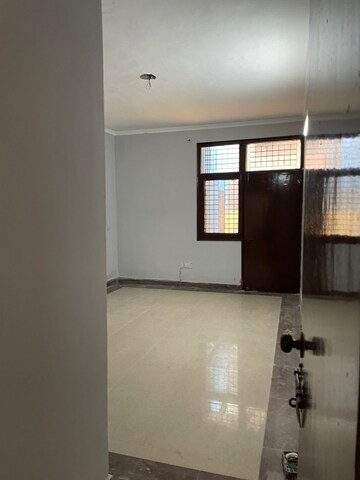 Room in 3 BHK Independent House at Sector 50 – for Rent