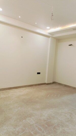 Room in 3 BHK Builder Floor at Sector 85 – for Sale