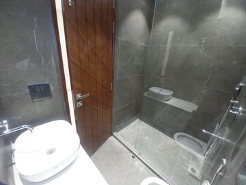 Master Bedroom in 3 BHK Builder Floor at Safdarjung Enclave – for Sale