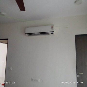 Room in 4 BHK Apartment at Vesu – for Rent