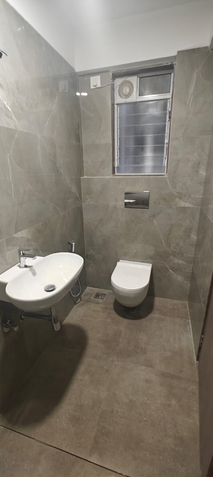Attached Bathroom, acharat-baug 2 Bedroom 815 Sq.Ft. Apartment In Santacruz West Mumbai 8911303