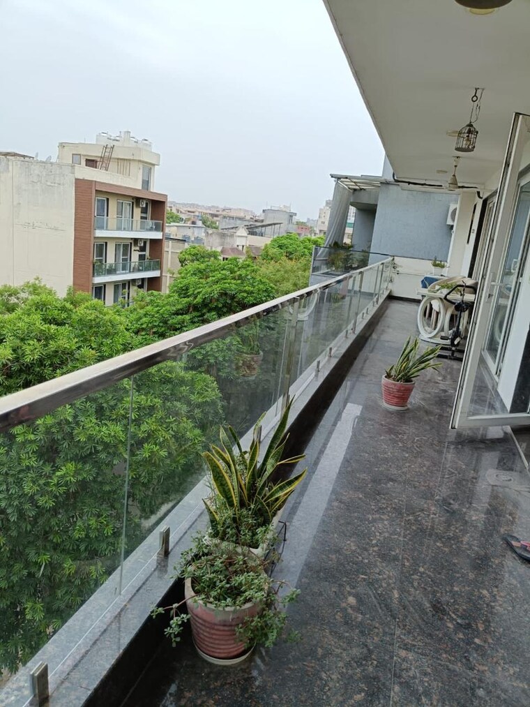 Balcony, ss-southend-floors 4 Bedroom 516 Sq.Yd. Builder Floor In South City 2 Gurgaon 8911368