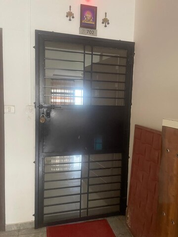 Room in 2 BHK Apartment at Mahindra Antheia, Pimpri – for Rent