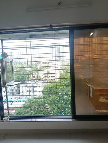 Room in 3 BHK Apartment at Bhatia Dahisar Sumati CHS, Dahisar West – for Rent