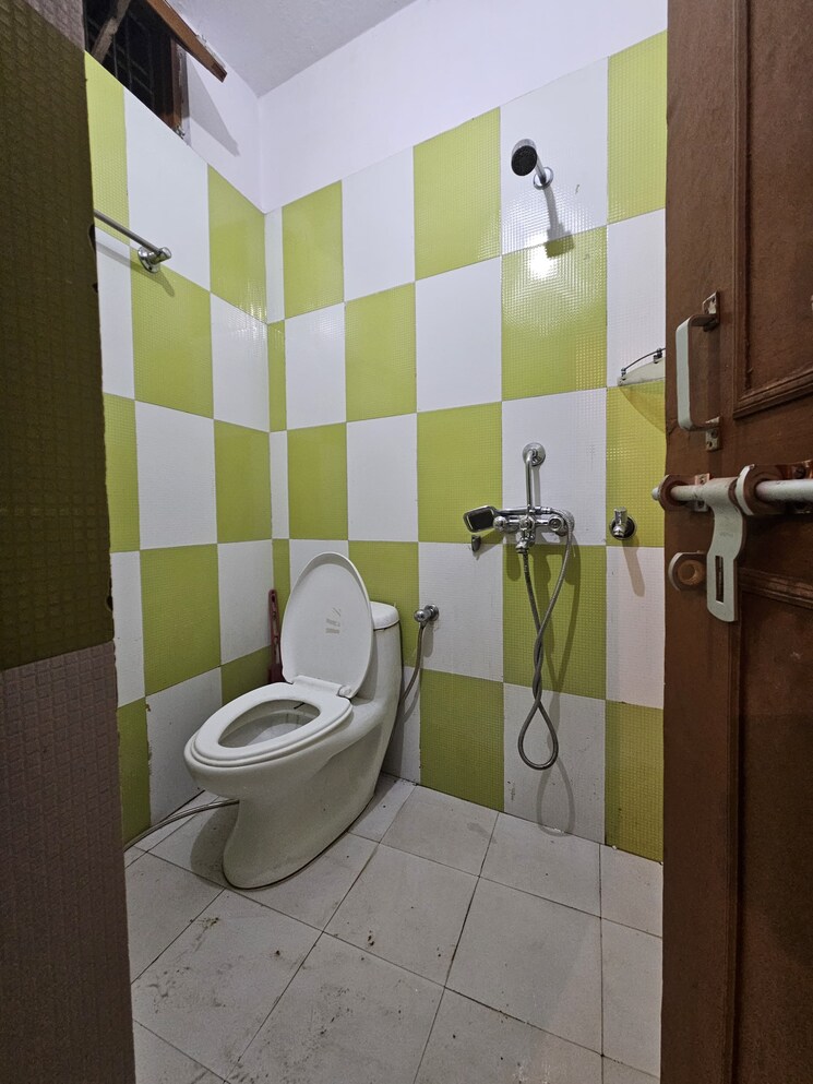 Bathroom, jankipuram vistar 2 Bedroom 1800 Sq.Ft. Builder Floor In Jankipuram Vistar Lucknow 8911526