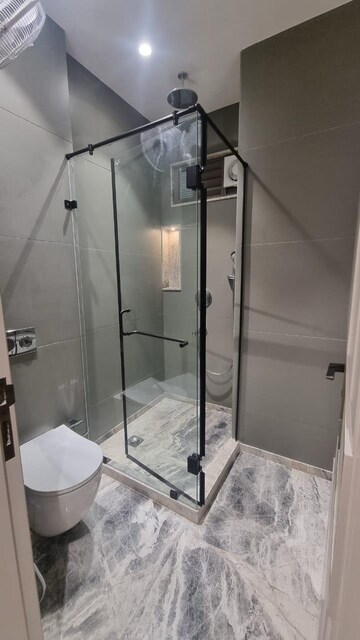 Master Bedroom in 4 BHK Builder Floor at Dlf Phase I – for Rent