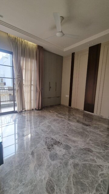 Room in 4 BHK Builder Floor at Dlf Phase I – for Rent